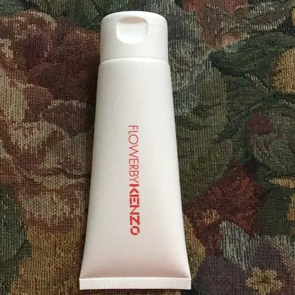 New Flower by KENZO Body Milk - Picture 2 of 4